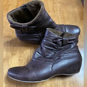 Bare Traps Chocolate Brown Sakari Hidden-Wedge Booties 8